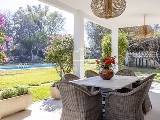 Chalet à Nueva Santa Barbara - Cruz de Gracia. Casa de 4 dormitorios con jardín y piscina en venta en godella