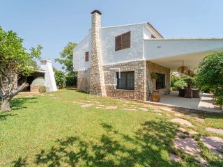 Chalet in Nueva Santa Barbara - Cruz de Gracia. Casa de 4 dormitorios con jardín y piscina en venta en godella