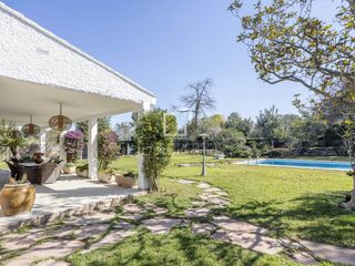 Xalet a Nueva Santa Barbara - Cruz de Gracia. Casa de 4 dormitorios con jardín y piscina en venta en godella