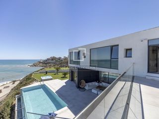 Xalet a El Faro. Villa en excelentes condiciones de 5 dormitorios en venta en cul
