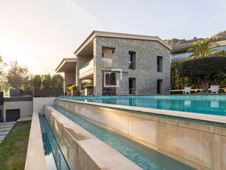 Chalet in Centro-El Castillo. Casa independiente con amplias estancias y piscina en venta en l