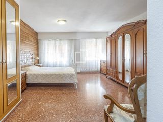 Flat in Aiora. Exclusivo y amplio piso con balcones en venta en calle tranquila