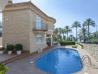 Xalet a El Faro. Casa en excelentes condiciones de 6 dormitorios en venta en cull