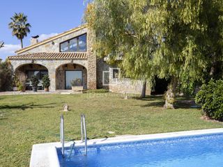 Chalet à Alfinach - Monasterios. Singular villa de 4 dormitorios  y sala de juegos con un jardín