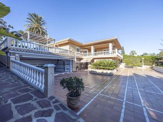 Xalet a Picassent. Casa de 5 dormitorios con jardín de 1050 m en venta en valencia