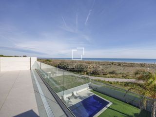 Chalet in Corinto-Almardà. Chalet en excelentes condiciones de 5 dormitorios en primera lín