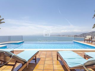 Chalet à El Faro. Villa de 6 dormitorios con vistas al mediterráneo en venta en cu