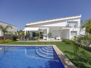 Rent Chalet in Torre en Conill-Cumbres de San Antonio. Casa en excelentes condiciones de 4 dormitorios en alquiler en b