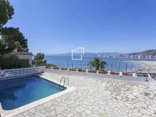 Xalet a El Faro. Villa de 4 dormitorios en venta en cullera, valencia