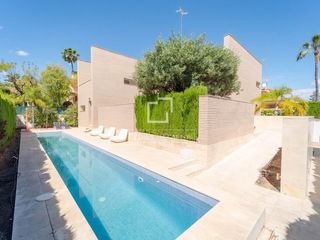 Chalet in Godella. Casa  villa de 4 dormitorios en venta en godella  rocafort, vale
