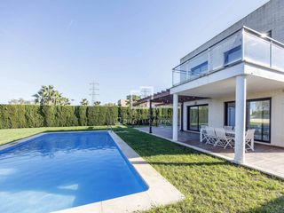 Affitto Chalet in San Antonio de Benagéber. Casa en excelentes condiciones de 7 dormitorios en alquiler en b