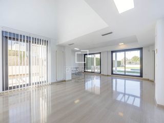 Affitto Chalet in San Antonio de Benagéber. Casa en excelentes condiciones de 7 dormitorios en alquiler en b