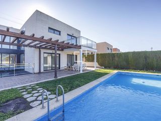 Miete Chalet in San Antonio de Benagéber. Casa en excelentes condiciones de 7 dormitorios en alquiler en b