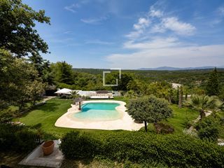 Chalet à El Gasco. Casa  villa de 5 dormitorios en venta en torrelodones, madrid