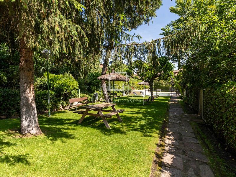 Foto 1fe29995-7c58-4325-a0e6-79a83b4e87e4. Chalet casa adosada de 6 dormitorios con jardín en venta , madrid en Majadahonda