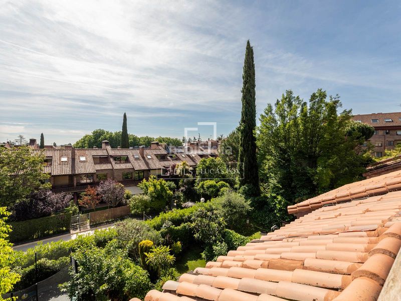 Foto 2f38f196-b900-4e7e-96fb-ccab9446abc8. Chalet casa adosada de 6 dormitorios con jardín en venta , madrid en Majadahonda