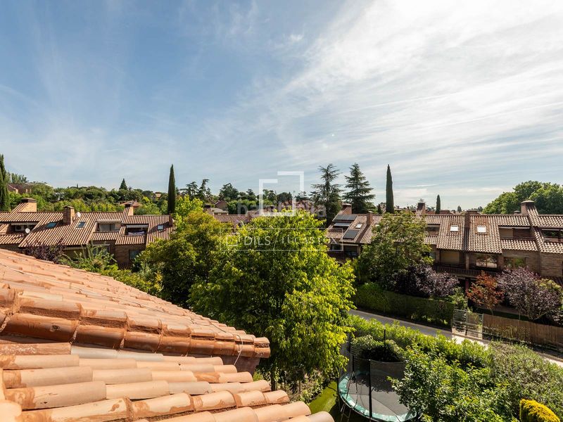 Foto 523a9276-df6d-47b5-a153-aa4cfd70d0b0. Chalet casa adosada de 6 dormitorios con jardín en venta , madrid en Majadahonda