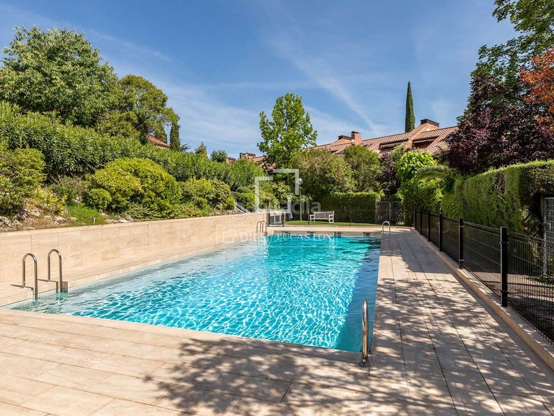 Foto f8d3d8f0-212f-425b-bb62-32cf3d1b697b. Chalet casa adosada de 6 dormitorios con jardín en venta , madrid en Majadahonda