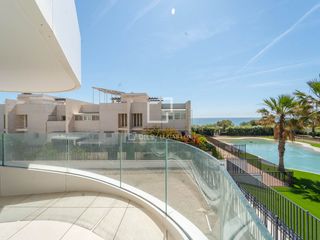 Appartement à Playa del Puig. Piso en excelentes condiciones de 3 dormitorios con 42m terraza