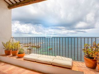 Chalet à Calella de Palafrugell. Exclusiva casa en primera línea de mar en calella de palafrugell