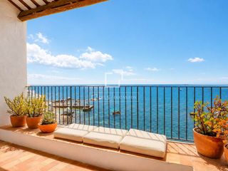 Chalet in Calella de Palafrugell. Exclusiva casa en primera línea de mar en calella de palafrugell