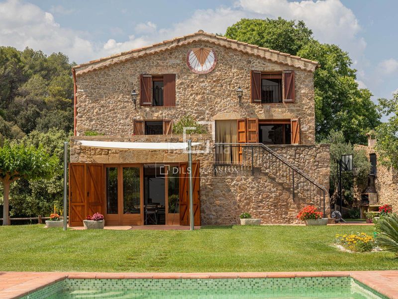 Foto c486b7e8-f5b1-421b-9860-9f547f97d27d. Masia amb calefacció piscina a Lladó