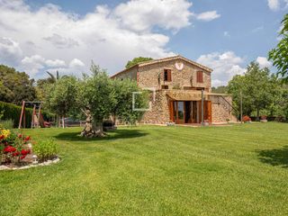 Masia a Lladó. Casa rural de 5 dormitorios con 3,000m de jardín en venta en alt