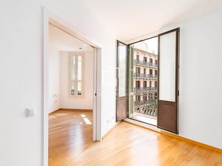 Piso en L´Antiga Esquerra de l´Eixample. Piso muy luminoso con balcón en calle aribau, eixample