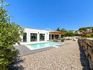 Chalet in Mas Alba. Casa en excelentes condiciones de 4 dormitorios con 70m terraza