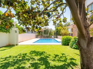 Chalet à Riba - roja de Túria. Exclusiva villa con piscina privada y jardín en montealcedo, rib