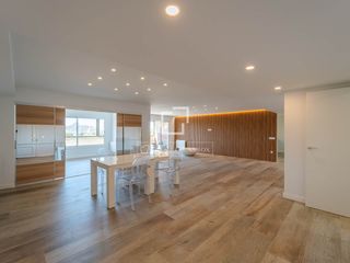 Affitto Appartamento in Exposició. Apartamento con reforma a estrenar de 5 dormitorios 3 baños y un
