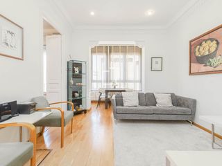Appartement à L´Antiga Esquerra de l´Eixample. Luminoso piso en planta alta con balcones y orientación sureste