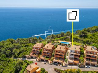 Chalet in Aiguafreda-Sa Tuna. Casa de 4 dormitorios con vistas al mar, jardín, piscina comunit