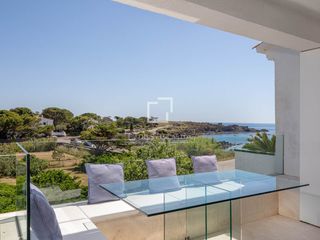 Chalet in Cadaqués. Elegante casa reformada con vistas al mar y terraza a pocos paso