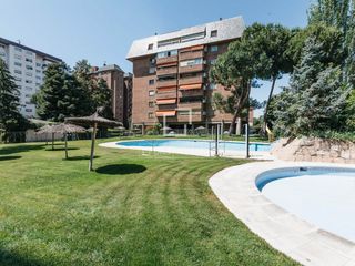 Rent Flat in La Paz. Piso en muy buenas condiciones de 4 dormitorios con 21m terraza
