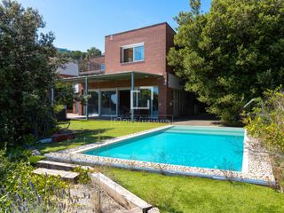 Chalet à Teià. Villa familiar con impresionantes vistas ubicada en una zona con