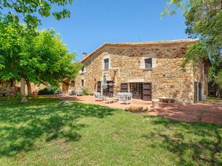 Country house in Llagostera. Exclusiva masía catalana con licencia turística, piscina y jardí