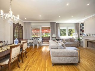Lloguer Pis a Sarrià. Piso con muebles, 4 habitaciones, jardín y piscina comunitaria e