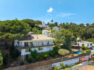 Chalet in Cabrils. Elegante villa de 4 dormitorios con vistas al mar en venta en ca