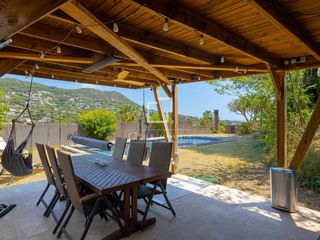 Chalet in Cabrils. Elegante villa de 4 dormitorios con vistas al mar en venta en ca