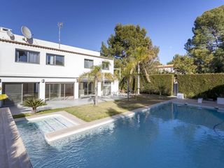 Lloguer Xalet a Montealegre. Villa de 3 dormitorios con piscina en excelentes condiciones en