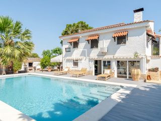 Affitto Chalet in La Conarda-Montesano. Villa con piscina privada y estilo rústicocontemporáneo en alqui
