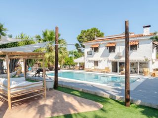 Affitto Chalet in La Conarda-Montesano. Villa con piscina privada y estilo rústicocontemporáneo en alqui