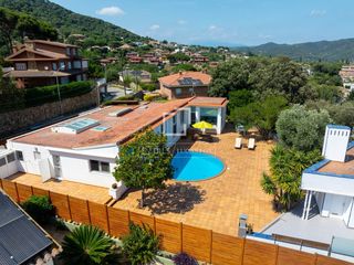 Chalet in Nucli Urbà. Casa  villa en excelentes condiciones de 5 dormitorios en venta