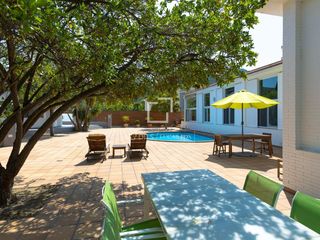 Xalet a Nucli Urbà. Casa  villa en excelentes condiciones de 5 dormitorios en venta