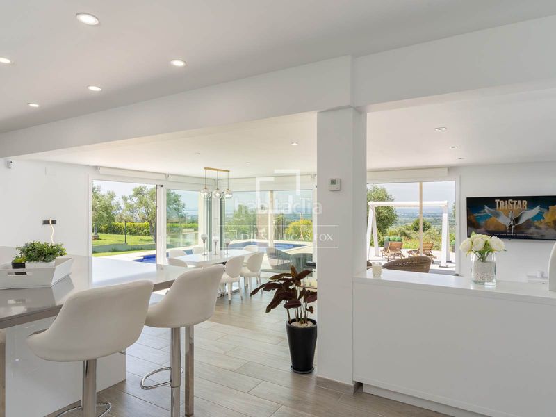 Foto 11dd0bd8-d039-46c4-b93d-7fa58b5f7f9a. Chalet exclusiva villa con vistas panorámicas a la bahía de roses en bellavista en Palau-saverdera