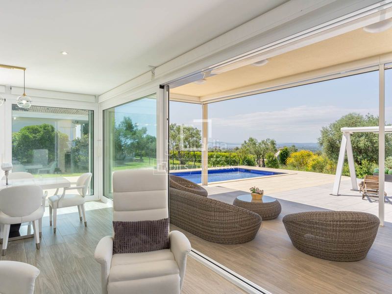 Foto 21b88228-4e17-4c6d-a291-073db2bacc1c. Chalet exclusiva villa con vistas panorámicas a la bahía de roses en bellavista en Palau-saverdera