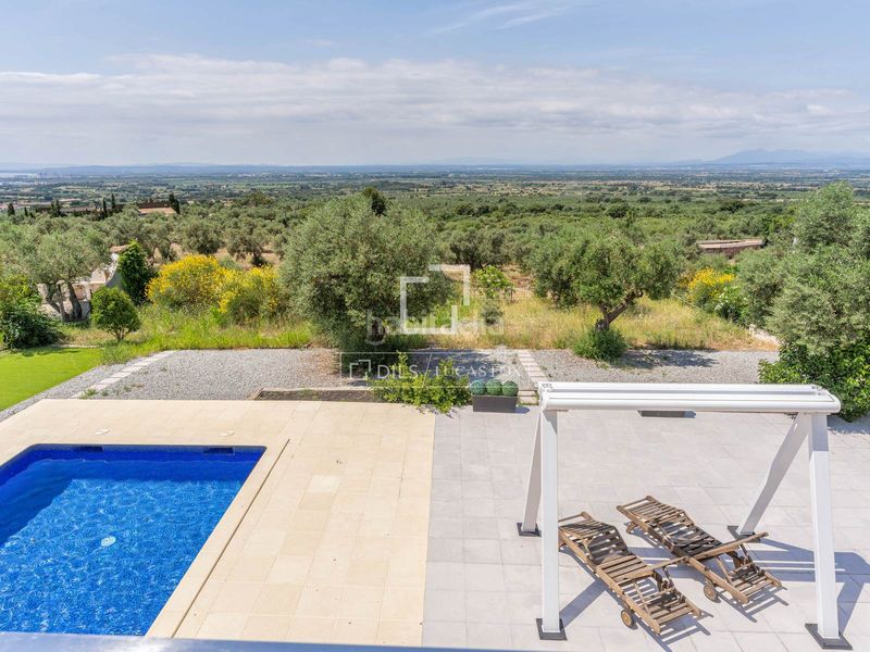 Foto d3c3954f-9d29-4a54-bb21-3e99aa64e5c9. Chalet exclusiva villa con vistas panorámicas a la bahía de roses en bellavista en Palau-saverdera