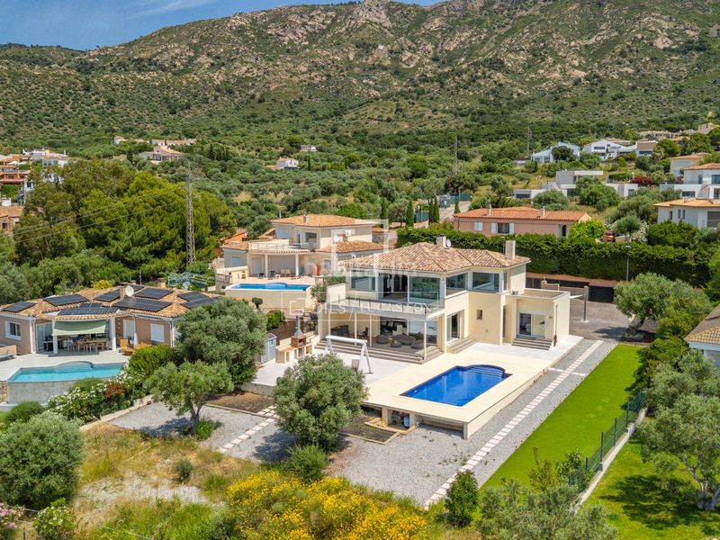 Foto ecd5ad44-7828-416a-8fe9-f9cacdb5457a. Chalet exclusiva villa con vistas panorámicas a la bahía de roses en bellavista en Palau-saverdera