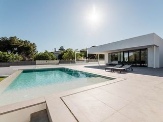 Chalet in La Loma-Las Lomas. Casa en excelentes condiciones de 5 dormitorios en venta en náqu